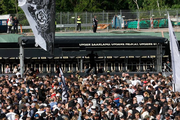17.05.2026, xjrdrx, Fussball 2.Bundesliga, SV Elversberg - Preußen Münster v.l. Jubel, Freude über den Aufstieg in die 1. Bundesliga Fans auf dem Platz (DFL DFB REGULATIONS PROHIBIT ANY USE OF PHOTOGRAPHS as IMAGE SEQUENCES and or QUASI-VIDEO) Elversberg