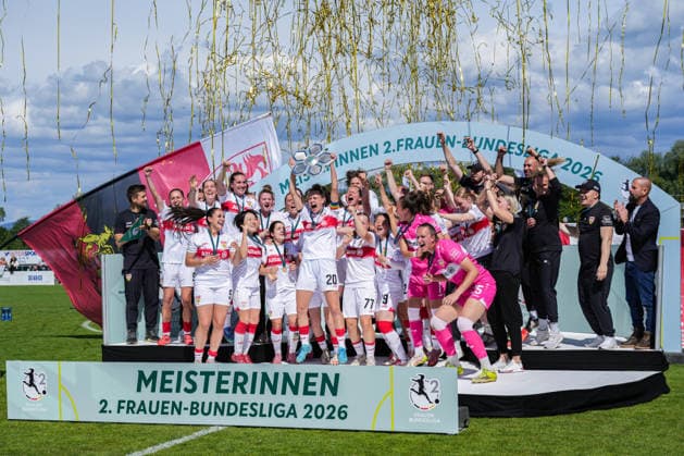 2. Frauen Bundesliga: SC Sand vs. VfB Stuttgart, 17.05.2026 Das Team des VfB Stuttgart bei der Meisterschaftsfeier und dem Pokal hochhalten 2. Frauen Bundesliga: SC Sand vs. VfB Stuttgart, Adams Arena SC Sand, 17.05.2026 DFB DFL REGULATIONS PROHIBIT ANY USE OF PHOTOGRAPHS AS IMAGE SEQUENCES AND OR QUASI-VIDEO. Copyright: xBEAUTIFULxSPORTS Boscox