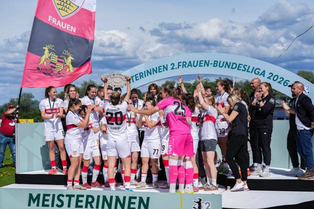 2. Frauen Bundesliga: SC Sand vs. VfB Stuttgart, 17.05.2026 Das Team des VfB Stuttgart bei der Meisterschaftsfeier und dem Pokal hochhalten 2. Frauen Bundesliga: SC Sand vs. VfB Stuttgart, Adams Arena SC Sand, 17.05.2026 DFB DFL REGULATIONS PROHIBIT ANY USE OF PHOTOGRAPHS AS IMAGE SEQUENCES AND OR QUASI-VIDEO. Copyright: xBEAUTIFULxSPORTS Boscox