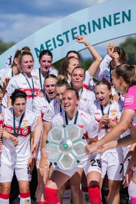2. Frauen Bundesliga: SC Sand vs. VfB Stuttgart, 17.05.2026 Das Team des VfB Stuttgart bei der Meisterschaftsfeier und dem Pokal hochhalten 2. Frauen Bundesliga: SC Sand vs. VfB Stuttgart, Adams Arena SC Sand, 17.05.2026 DFB DFL REGULATIONS PROHIBIT ANY USE OF PHOTOGRAPHS AS IMAGE SEQUENCES AND OR QUASI-VIDEO. Copyright: xBEAUTIFULxSPORTS Boscox
