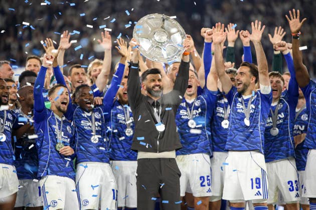 17.05.2026, GER, Fussball, Herren, 2. BL, Saison 2025 2026, FC Schalke 04 - Eintracht Braunschweig Trainer Miron Muslic (S04) wird Meister der 2. Bundesliga und hält die Schale in die Luft Gelsenkirchen VELTINS-Arena Nordrhein-Westfalen Deutschland