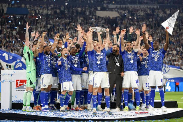 17.05.2026, GER, Fussball, Herren, 2. BL, Saison 2025 2026, FC Schalke 04 - Eintracht Braunschweig Timo Becker (S04) hält die Meisterschale der 2. Bundesliga in die Luft Gelsenkirchen VELTINS-Arena Nordrhein-Westfalen Deutschland