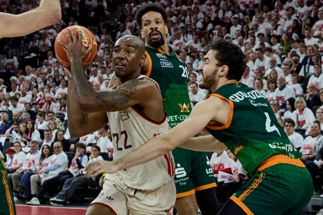 Deutsche Basketball Bundesliga (BBL), FC Bayern München Basketball vs VET-CONCEPT GLADIATORS Trier, München FC Bayern Basketball, Trier VET-CONCEPT GLADIATORS, 2026-05-17 in München (SAP Garden) MIKE Isiaha (FC Bayern München Basketball Power Forward (PF) Nr22-FCBB22), GUILLOZET Clay (VET-CONCEPT GLADIATORS TRIER Shooting Guard (SG) Nr4-TRI4) sportworld München SAP Garden Bayern Deutschland