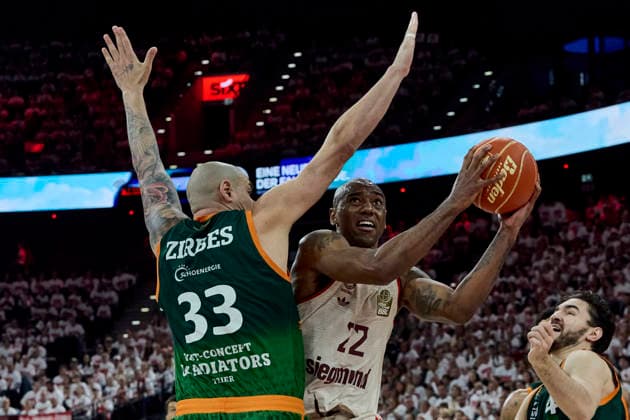 Deutsche Basketball Bundesliga (BBL), FC Bayern München Basketball vs VET-CONCEPT GLADIATORS Trier, München FC Bayern Basketball, Trier VET-CONCEPT GLADIATORS, 2026-05-17 in München (SAP Garden) MIKE Isiaha (FC Bayern München Basketball Power Forward (PF) Nr22-FCBB22), ZIRBES Maik (VET-CONCEPT GLADIATORS TRIER Center (C) Nr33-TRI33) sportworld München SAP Garden Bayern Deutschland