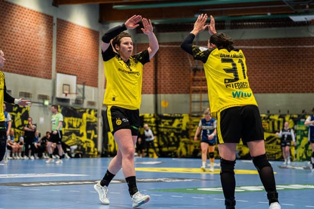 HSG Blomberg-Lippe (GER) vs. Borussia Dortmund (GER) Handball, 1. Handball Bundesliga Frauen, Finale, Spiel 1, 17.5.2026, Saision 2025 2026, Dortmund Alina Grijseels (Borussia Dortmund, 04) und Kelly Vollebregt (Borussia Dortmund, 31) jubeln nach einem Tor Dortmund Sporthalle Wellinghofen Deutschland