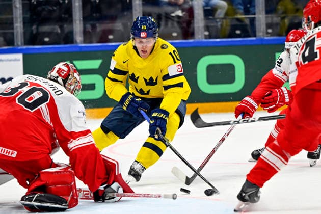 FRIBOURG, SWITZERLAND 20260517 Sweden s Simon Holmström against Denmark s goalie Mads Sogaard and Jesper Jensen Aabo during Sunday s match in the Ice hockey, Eishockey World Championship, WM, Weltmeisterschaft between Denmark and Sweden at the BCF Arena, Fribourg, Switzerland.