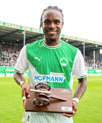 17.05.2026 - Fussball - Saison 2025 2026 - 2. Fussball - Bundesliga - 34. Spieltag: SpVgg Greuther Fürth ( Kleeblatt ) - Fortuna Düsseldorf - Sportfoto Zink - xwoxzix - DFL regulations prohibit any use of photographs as image sequences and or quasi-video - only for editorial use - Noel Futkeu (9, SpVgg Greuther Fürth ) mit der kicker Torjägerkanone