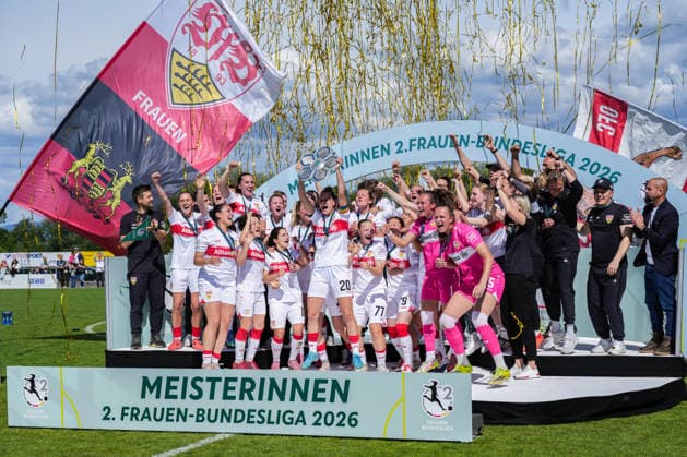 2. Frauen Bundesliga: SC Sand vs. VfB Stuttgart, 17.05.2026 Das Team des VfB Stuttgart bei der Meisterschaftsfeier und dem Pokal hochhalten 2. Frauen Bundesliga: SC Sand vs. VfB Stuttgart, Adams Arena SC Sand, 17.05.2026 DFB DFL REGULATIONS PROHIBIT ANY USE OF PHOTOGRAPHS AS IMAGE SEQUENCES AND OR QUASI-VIDEO. Copyright: xBEAUTIFULxSPORTS Boscox