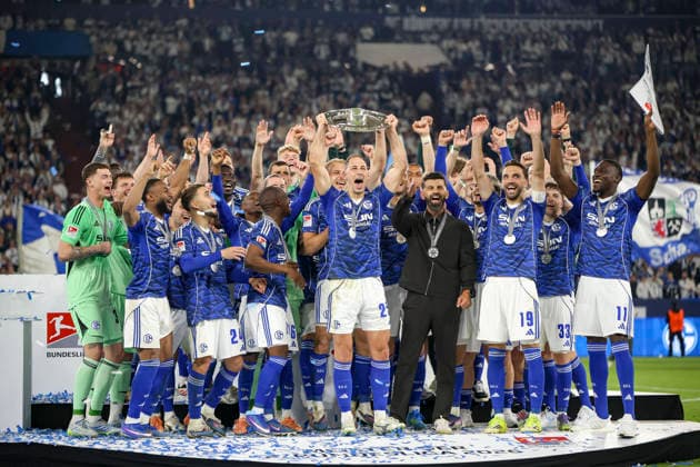 17.05.2026, GER, Fussball, Herren, 2. BL, Saison 2025 2026, FC Schalke 04 - Eintracht Braunschweig Adli Aouchiche (S04) hält die Meisterschale der 2. Bundesliga in die Luft Gelsenkirchen VELTINS-Arena Nordrhein-Westfalen Deutschland