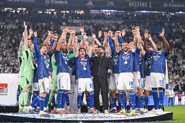 17.05.2026, Fussball, 2. Bundesliga, Saison 2025 2026, 34. Spieltag, FC Schalke 04 - Eintracht Braunschweig, Meisterfeier FC Schalke 04 2. Bundesliga, Soufiane El-Faouzi (FC Schalke 04) xRHR-FOTO YYx Copyright: KROEGER RHR-FOTOx RHR-FOTO YY
