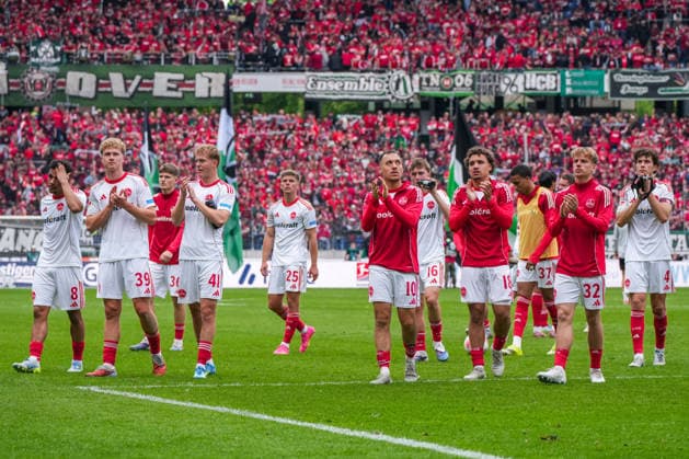 Deutschland: Fussball 2. Bundesliga, Saison 2025 26, 34. Spieltag, Hannover 96 vs 1. FC Nürnberg, 17.05.2026, Heinz von Heiden Arena (Hannover, Niedersachsen) Spieler des 1. FC Nürnberg applaudieren den mitgereisten Auswärtsfans