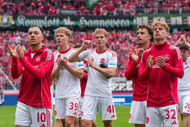 Deutschland: Fussball 2. Bundesliga, Saison 2025 26, 34. Spieltag, Hannover 96 vs 1. FC Nürnberg, 17.05.2026, Heinz von Heiden Arena (Hannover, Niedersachsen) Spieler des 1. FC Nürnberg applaudieren den mitgereisten Auswärtsfans