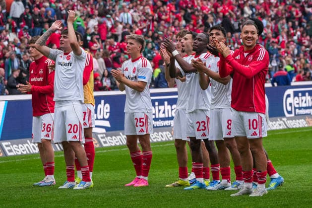 Deutschland: Fussball 2. Bundesliga, Saison 2025 26, 34. Spieltag, Hannover 96 vs 1. FC Nürnberg, 17.05.2026, Heinz von Heiden Arena (Hannover, Niedersachsen) Mannschaft 1. FC Nürnberg jubelt mit den eigenen Auswärtsfans Applaus