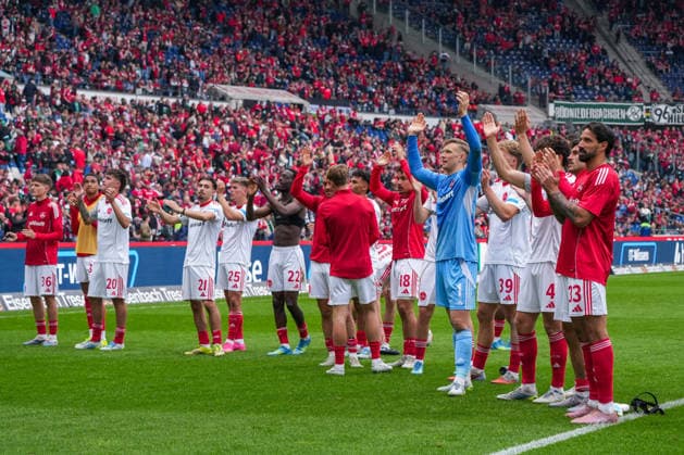 Deutschland: Fussball 2. Bundesliga, Saison 2025 26, 34. Spieltag, Hannover 96 vs 1. FC Nürnberg, 17.05.2026, Heinz von Heiden Arena (Hannover, Niedersachsen) Mannschaft 1. FC Nürnberg jubelt mit den eigenen Auswärtsfans