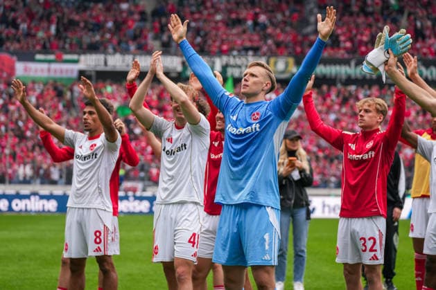 Deutschland: Fussball 2. Bundesliga, Saison 2025 26, 34. Spieltag, Hannover 96 vs 1. FC Nürnberg, 17.05.2026, Heinz von Heiden Arena (Hannover, Niedersachsen) Mannschaft 1. FC Nürnberg jubelt mit den eigenen Auswärtsfans Applaus