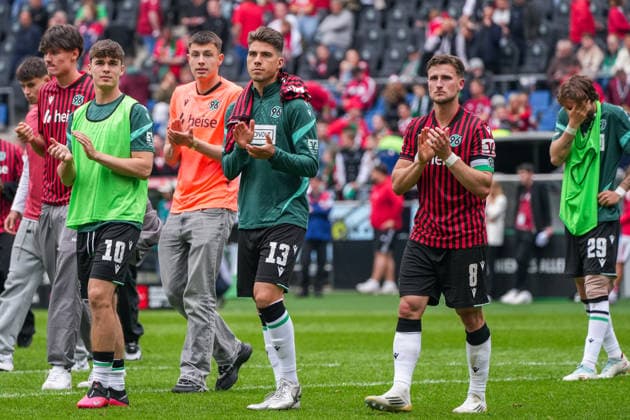 Deutschland: Fussball 2. Bundesliga, Saison 2025 26, 34. Spieltag, Hannover 96 vs 1. FC Nürnberg, 17.05.2026, Heinz von Heiden Arena (Hannover, Niedersachsen) Spieler von Hannover 96 mit Applaus nach Abpfiff Trauer Emotionen Noah Weißhaupt (Hannover 96, 10) Franz Roggow (Hannover 96, 13) Enzo Leopold (Hannover 96, 8) Kolja Oudenne (Hannover 96, 29)