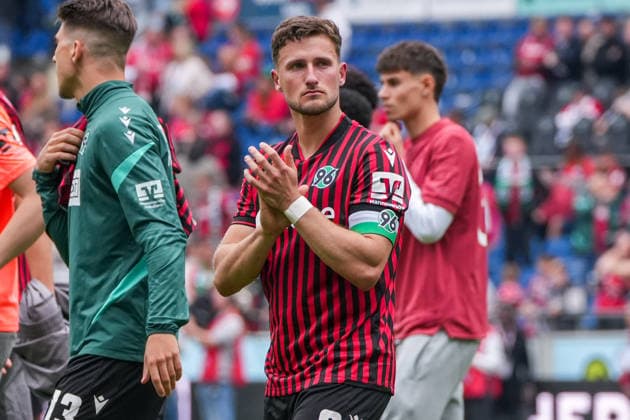 Deutschland: Fussball 2. Bundesliga, Saison 2025 26, 34. Spieltag, Hannover 96 vs 1. FC Nürnberg, 17.05.2026, Heinz von Heiden Arena (Hannover, Niedersachsen) Spieler von Hannover 96 mit Applaus nach Abpfiff Trauer Emotionen Enzo Leopold (Hannover 96, 8)