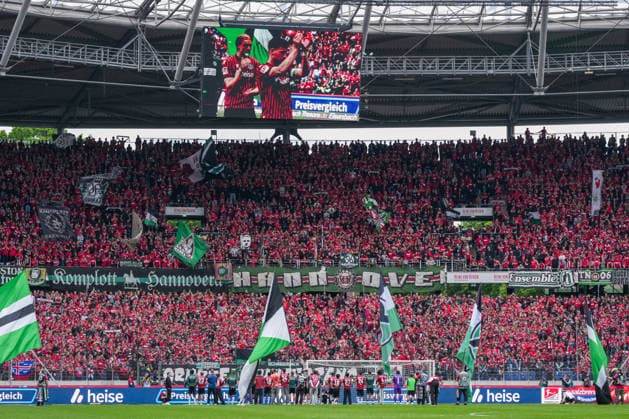 Deutschland: Fussball 2. Bundesliga, Saison 2025 26, 34. Spieltag, Hannover 96 vs 1. FC Nürnberg, 17.05.2026, Heinz von Heiden Arena (Hannover, Niedersachsen) Spieler von Hannover 96 vor den eigenen Fans nach Abpfiff Trauer