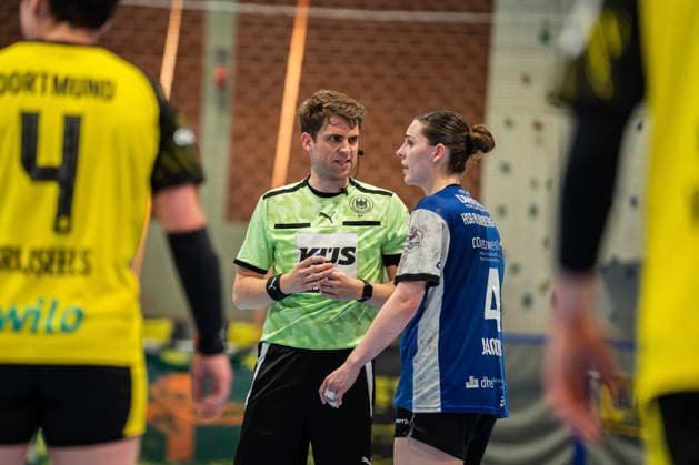HSG Blomberg-Lippe (GER) vs. Borussia Dortmund (GER) Handball, 1. Handball Bundesliga Frauen, Finale, Spiel 1, 17.5.2026, Saision 2025 2026, Dortmund Andrea Jacobsen (HSG Blomberg-Lippe, 04) diskutiert mit Lucas Hellbusch (Schiedsrichter) Dortmund Sporthalle Wellinghofen Deutschland