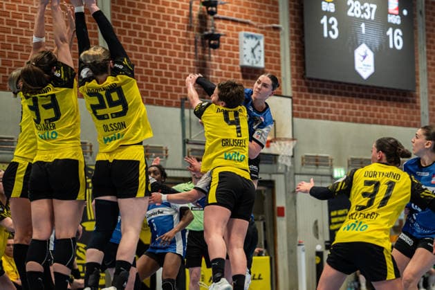 HSG Blomberg-Lippe (GER) vs. Borussia Dortmund (GER) Handball, 1. Handball Bundesliga Frauen, Finale, Spiel 1, 17.5.2026, Saision 2025 2026, Dortmund Andrea Jacobsen (HSG Blomberg-Lippe, 04) im Torwurf, wird geblockt von Guro Nestaker (Borussia Dortmund, 33), Emma Olsson (Borussia Dortmund, 29) und Alina Grijseels (Borussia Dortmund, 04) Dortmund Sporthalle Wellinghofen Deutschland