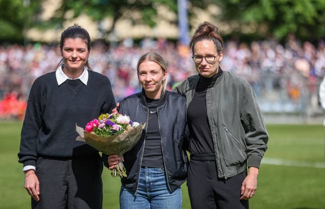 GER, Frankfurt, Eintracht Frankfurt vs Union Berlin, Google Pixel Bundesliga, Fussball, DFB, Spielzeit 2025 2026, Stadion am Brentanobad, 26. Spieltag im Bild v.l.: Katharina Kiel (Eintracht Frankfurt), Elisa Senß (Eintracht Frankfurt Frauen 6) letztes Spiel für Eintracht Frankfurt, Emotionen, Tränen, Trauer, Abschied, letztes Spiel, Verabschiedung, Vereinswechsel DFB DFL REGULATIONS PROHIBIT ANY USE OF PHOTOGRAPHS AS IMAGE SEQUENCES AND OR QUASI-VIDEO, 17.05.2026 Copyright: HMBxMedia HendrikxHamelau