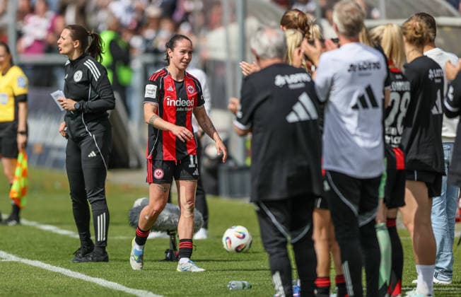 GER, Frankfurt, Eintracht Frankfurt vs Union Berlin, Google Pixel Bundesliga, Fussball, DFB, Spielzeit 2025 2026, Stadion am Brentanobad, 26. Spieltag im Bild: Auswechslung Geraldine Reuteler (Eintracht Frankfurt Frauen 14), die Spielerin verabschiedet sich von den Fans nach ihrem letzten Spiel für Eintracht Frankfurt, Emotionen, Tränen, Trauer, Abschied, letztes Spiel, Verabschiedung, Vereinswechsel DFB DFL REGULATIONS PROHIBIT ANY USE OF PHOTOGRAPHS AS IMAGE SEQUENCES AND OR QUASI-VIDEO, 17.05.2026 Copyright: HMBxMedia HendrikxHamelau