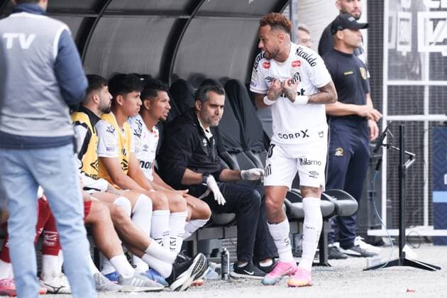 Santos and Coritiba in the Brazilian Championship Referee makes a substitution mistake and Neymar of Santos leaves the field outraged during the match against Coritiba for the 16th round of the Brazilian Championship, at Neo Quimica Arena, east zone of Sao Paulo, this Sunday, May 17, 2026. Sao Paulo Sao Paulo Brasil Copyright: xMarinaxUezimax