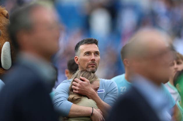 Christian Eichner (Karlsruher SC, Chef-Trainer) bei seiner Verabschiedung im Stadion, Karlsruher SC vs. VfL Bochum, 2. Bundesliga, 34. Spieltag, 2025 2026, 17.05.2026, DFL REGULATIONS PROHIBIT ANY USE OF PHOTOGRAPHS AS IMAGE SEQUENCES AND OR QUASI-VIDEO, Karlsruher SC vs. VfL Bochum, 2. Bundesliga, 34. Spieltag, 2025 2026, 17.05.2026 Karlsruhe
