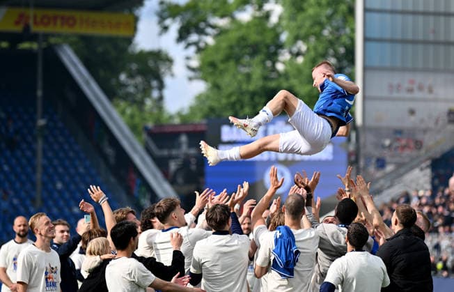 Sport Bilder des Tages 17.05.2026, xfux, Fussball 2.Bundesliga, SV Darmstadt 98 - SC Paderborn 07 v.l. Fabian Holland (SV Darmstadt 98) jubeln jubelt nach Spielende. (DFL DFB REGULATIONS PROHIBIT ANY USE OF PHOTOGRAPHS as IMAGE SEQUENCES and or QUASI-VIDEO) Darmstadt *** 17 05 2026, xfux, Fußball 2 Bundesliga, SV Darmstadt 98 SC Paderborn 07 v l Fabian Holland SV Darmstadt 98 jubeln jubiliert nach Spielende DFL DFB REGULATIONS PROHIBIT ANY USE OF PHOTOGRAPHS as IMAGE SEQUENCES and or QUASI VIDEO Darmstadt