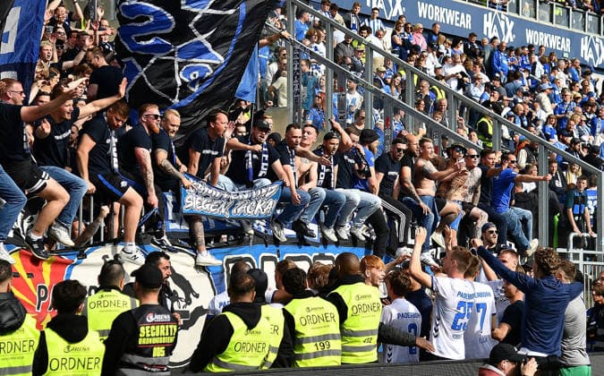 17.05.2026, xhbx, Fussball 2.Bundesliga, SV Darmstadt 98 - SC Paderborn 07 v.l. Mannschaft, Spieler von SC Paderborn 07, Fans, Schal, Stimmung, Fahne von SC Paderborn 07 jubeln jubelt nach Spielende. (DFL DFB REGULATIONS PROHIBIT ANY USE OF PHOTOGRAPHS as IMAGE SEQUENCES and or QUASI-VIDEO) Darmstadt
