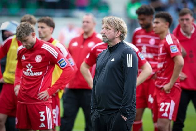 Fortuna-Sportchef Sven Mislintat und die Spielern trauern ueber den Abstieg aus der 2. Bundesliga, SpVgg Greuther Fuerth vs. Fortuna Duesseldorf, Fussball, Maenner, 2. Bundesliga, DFL, Saison 2025 2026, 34. Spieltag, Rueckrunde, 17.05.2026 DFB regulations prohibit any use of photographs as image sequences and or quasi-video Fuerth Bayern Deutschland