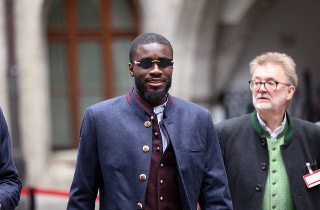 Fussball, Herren, Bundesliga, Saison 2025 2026, FC Bayern München, Meisterfeier, Rathausbalkon, Marienplatz Dayot Upamecano (FC Bayern München) in Tracht im Innenhof des Rathauses auf dem Weg zur Meisterfeier