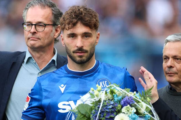 Offizieller Abschied von Fabian Schleusener (Karlsruher SC, 24) , Karlsruher SC vs. VfL Bochum, 2. Bundesliga, 34. Spieltag, 2025 2026, 17.05.2026, DFL REGULATIONS PROHIBIT ANY USE OF PHOTOGRAPHS AS IMAGE SEQUENCES AND OR QUASI-VIDEO, Karlsruher SC vs. VfL Bochum, 2. Bundesliga, 34. Spieltag, 2025 2026, 17.05.2026 Karlsruhe