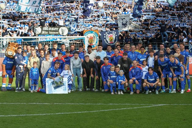 Gruppenfoto der Mannschaft des KSC vor den Fans, Karlsruher SC vs. VfL Bochum, 2. Bundesliga, 34. Spieltag, 2025 2026, 17.05.2026, DFL REGULATIONS PROHIBIT ANY USE OF PHOTOGRAPHS AS IMAGE SEQUENCES AND OR QUASI-VIDEO, Karlsruher SC vs. VfL Bochum, 2. Bundesliga, 34. Spieltag, 2025 2026, 17.05.2026 Karlsruhe