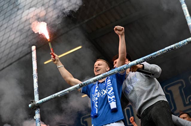 Sport Bilder des Tages 17.05.2026, xfux, Fussball 2.Bundesliga, SV Darmstadt 98 - SC Paderborn 07 v.l. Fabian Holland (SV Darmstadt 98) Pyrotechnik, Pyro, Rauch, Feuer, Randale, Bengalos, Rauchbomben, pirotecnica, fumo, fuoco (DFL DFB REGULATIONS PROHIBIT ANY USE OF PHOTOGRAPHS as IMAGE SEQUENCES and or QUASI-VIDEO) Darmstadt *** 17 05 2026, xfux, Fußball 2 Bundesliga, SV Darmstadt 98 SC Paderborn 07 v l Fabian Holland SV Darmstadt 98 Pyrotechnik, Pyro, Rauch, Feuer, Randale, Bengalos, Rauchbomben, pirotecnica, fumo, fuoco DFL DFB REGULATIONS PROHIBIT ANY USE OF PHOTOGRAPHS as IMAGE SEQUENCES and or QUASI VIDEO Darmstadt