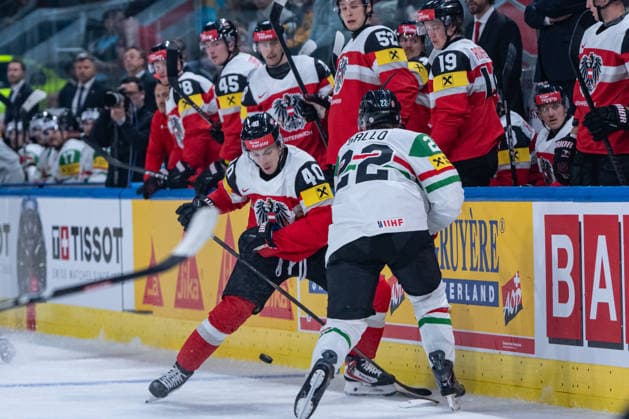 ZURICH, SWITZERLAND - MAY 17: Tim Harnisch (Austria, 40) in the battle for the puck with Vilmos Gallo (Hungary, 22) during the Preliminary Round - Group A Match 13 between Austria and Hungary at the IIHF Ice hockey, Eishockey World Championship, WM, Weltmeisterschaft 2026, Swiss Life Arena on May 17, 2026 in Zurich, Switzerland. Zurich Switzerland Copyright: xTimoxSteinx