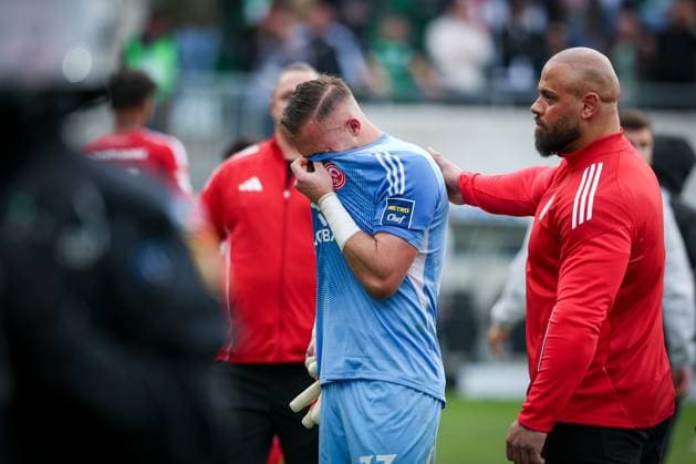 Florian Kastenmeier 33 (Fortuna Duesseldorf) weint ueber den Abstieg, wird getroestet, SpVgg Greuther Fuerth vs. Fortuna Duesseldorf, Fussball, Maenner, 2. Bundesliga, DFL, Saison 2025 2026, 34. Spieltag, Rueckrunde, 17.05.2026 DFB regulations prohibit any use of photographs as image sequences and or quasi-video Fuerth Bayern Deutschland