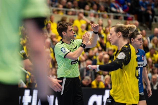 HSG Blomberg-Lippe (GER) vs. Borussia Dortmund (GER) Handball, 1. Handball Bundesliga Frauen, Finale, Spiel 1, 17.5.2026, Saision 2025 2026, Dortmund Lucas Hellbusch (Schiedsrichter) stoppt die Zeit Dortmund Sporthalle Wellinghofen Deutschland