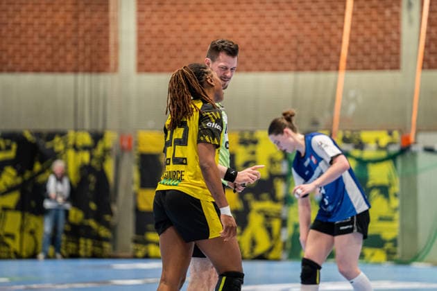 HSG Blomberg-Lippe (GER) vs. Borussia Dortmund (GER) Handball, 1. Handball Bundesliga Frauen, Finale, Spiel 1, 17.5.2026, Saision 2025 2026, Dortmund Deborah Lassource (Borussia Dortmind, 22) diskutiert mit Darnel Jansen (Schiedsrichter) Dortmund Sporthalle Wellinghofen Deutschland