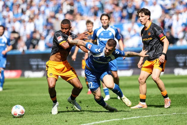 Mateusz Zukowski (1. FC Magdeburg,22) gegen Maxwell Gyamfi (1. FC Kaiserslautern,4) - 2. Fußball Bundesliga Saison 2025-2026 1. FC Magdeburg vs. 1. FC Kaiserslautern in der Avnet Arena in Magdeburg - Aktion,Fußball,Mann,Männer,Deutschland,17.05.2026