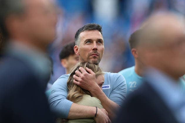 Christian Eichner (Karlsruher SC, Chef-Trainer) mit Traenen in den Augen spendet seiner weinenden Tochter Trost, Karlsruher SC vs. VfL Bochum, 2. Bundesliga, 34. Spieltag, 2025 2026, 17.05.2026, DFL REGULATIONS PROHIBIT ANY USE OF PHOTOGRAPHS AS IMAGE SEQUENCES AND OR QUASI-VIDEO, Karlsruher SC vs. VfL Bochum, 2. Bundesliga, 34. Spieltag, 2025 2026, 17.05.2026 Karlsruhe