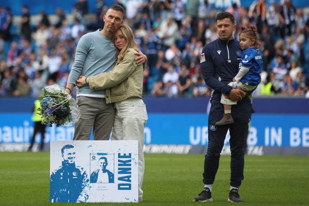 Christian Eichner (Karlsruher SC, Chef-Trainer) und Sirus Motekallemi (Karlsruher SC, Co-Trainer) bei der Verabschiedung im Stadion, Karlsruher SC vs. VfL Bochum, 2. Bundesliga, 34. Spieltag, 2025 2026, 17.05.2026, DFL REGULATIONS PROHIBIT ANY USE OF PHOTOGRAPHS AS IMAGE SEQUENCES AND OR QUASI-VIDEO, Karlsruher SC vs. VfL Bochum, 2. Bundesliga, 34. Spieltag, 2025 2026, 17.05.2026 Karlsruhe