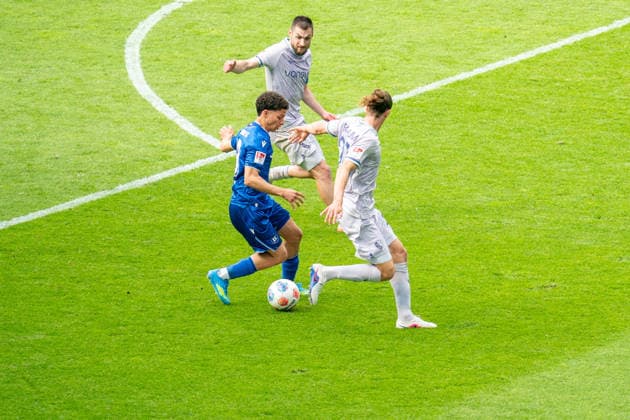 17.05.2026, xdaymx, Fussball 2.Bundesliga, Karlsruher SC - VfL Bochum, Louey Ben Farhat (Karlsruher SC) mit einem Dribbling im gegnerischen Strafraum (DFL DFB REGULATIONS PROHIBIT ANY USE OF PHOTOGRAPHS as IMAGE SEQUENCES and or QUASI-VIDEO) Karlsruhe