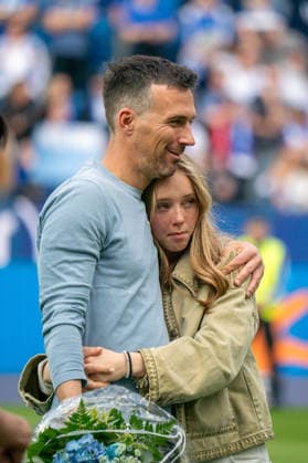 17.05.2026, xdaymx, Fussball 2.Bundesliga, Karlsruher SC - VfL Bochum, Trainer Christian Eichner mit seiner Tochter auf dem Platz nach dem Schlusspfiff bei seiner Verabschiedung. (DFL DFB REGULATIONS PROHIBIT ANY USE OF PHOTOGRAPHS as IMAGE SEQUENCES and or QUASI-VIDEO) Karlsruhe