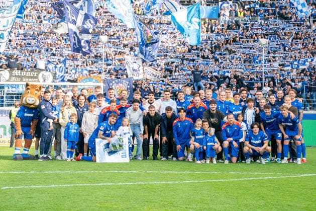 17.05.2026, xdaymx, Fussball 2.Bundesliga, Karlsruher SC - VfL Bochum, Mannschaftsfoto vor der Heimkurve mit den verabschiedeten Spielern und der Mannschaft. (DFL DFB REGULATIONS PROHIBIT ANY USE OF PHOTOGRAPHS as IMAGE SEQUENCES and or QUASI-VIDEO) Karlsruhe