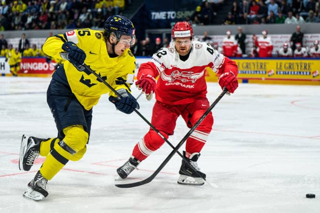260517 Jack Berglund of Sweden and Phillip Bruggisser of Denmark during the 2026 IIHF Ice hockey, Eishockey World Championship, WM, Weltmeisterschaft match between Denmark and Sweden on May 17, 2026 in Fribourg. Photo: Jesper Zerman BILDBYRAN kod JZ JZ0716 ishockey ice hockey ishockey-vm 2026 vm 2026 iihf world championship danmark denmark sverige sweden bbeng Copyright: JESPERxZERMAN BB260517JZ061