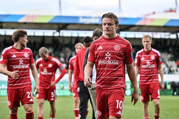 FUERTH, GERMANY - 17. MAI: Players of Fortuna Duesseldorf after the ABSTIEG Traurig Niedergeschlagen after the 2. Bundesliga Match between SpVgg Greuther Fuehrt vs. Fortuna Duesseldorf at Matchday 34 at Sportpark Ronhof Thomas Sommer DFL REGULATIONS PROHIBIT ANY USE OF PHOTOGRAPHS AS IMAGE SEQUENCES AND OR QUASI-VIDEO Christian RASMUSSEN (Fortuna Duesseldorf 10) Copyright: xBEAUTIFULxSPORTS Goldbergx