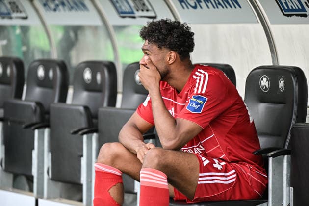 FUERTH, GERMANY - 17. MAI: Players of Fortuna Duesseldorf after the ABSTIEG Traurig Niedergeschlagen after the 2. Bundesliga Match between SpVgg Greuther Fuehrt vs. Fortuna Duesseldorf at Matchday 34 at Sportpark Ronhof Thomas Sommer DFL REGULATIONS PROHIBIT ANY USE OF PHOTOGRAPHS AS IMAGE SEQUENCES AND OR QUASI-VIDEO Elias EGOULI (Fortuna Düsseldorf 44) Copyright: xBEAUTIFULxSPORTS Goldbergx