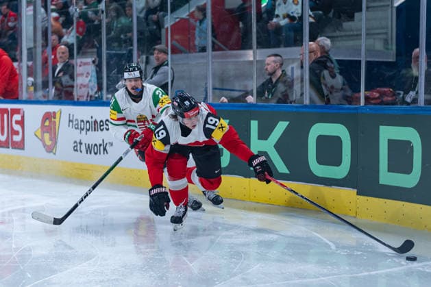 ZURICH, SWITZERLAND - MAY 17: -21hun- in the battle for the puck with Kristof Papp (Hungary, 21) during the Preliminary Round - Group A Match 13 between Austria and Hungary at the IIHF Ice hockey, Eishockey World Championship, WM, Weltmeisterschaft 2026, Swiss Life Arena on May 17, 2026 in Zurich, Switzerland. Zurich Switzerland Copyright: xTimoxSteinx