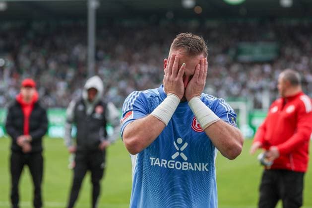 Florian Kastenmeier 33 (Fortuna Duesseldorf) weinend bei den Fans, nach dem Abstieg, Niedergeschlagenheit, Enttaeuschung, SpVgg Greuther Fuerth vs. Fortuna Duesseldorf, Fussball, Maenner, 2. Bundesliga, DFL, Saison 2025 2026, 34. Spieltag, Rueckrunde, 17.05.2026 DFB regulations prohibit any use of photographs as image sequences and or quasi-video Fuerth Bayern Deutschland